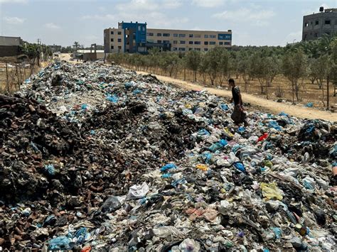 garbigas|In Gaza summer heat, Palestinians are surrounded by sewage .